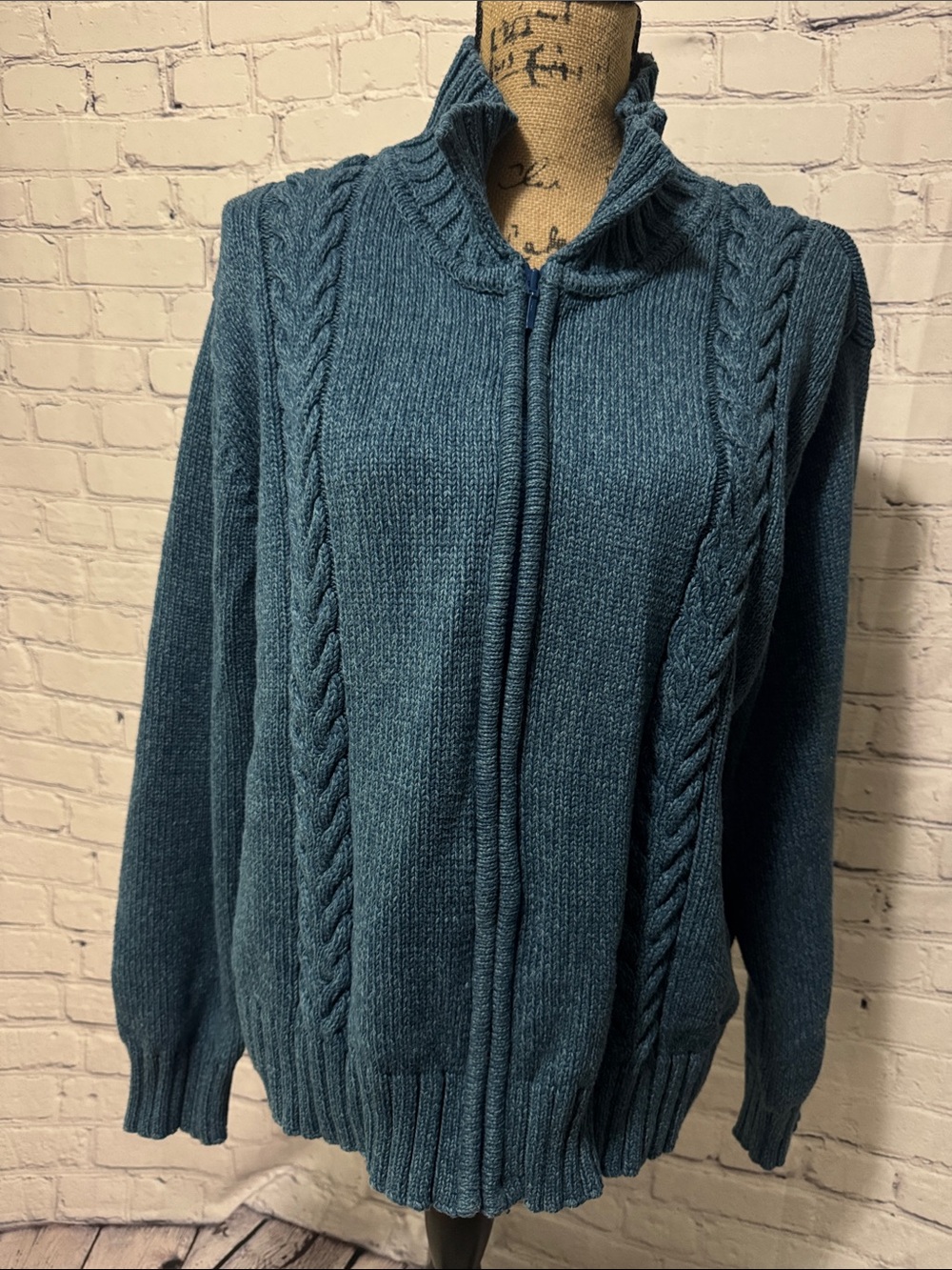 Like new Cabelas Cable Knit Zip-Up Sweater